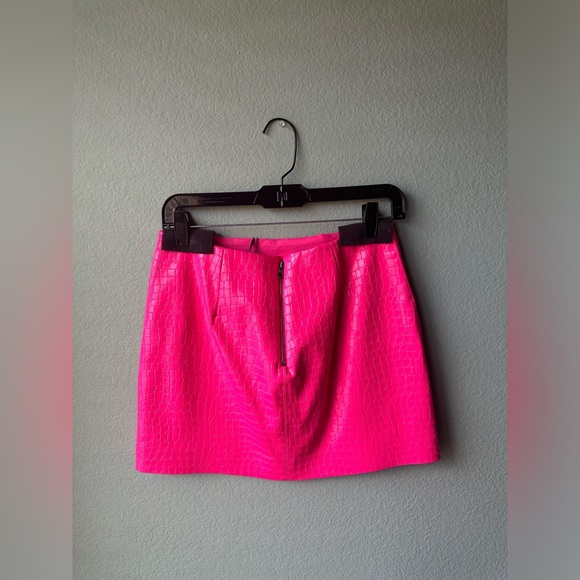 ALICE + OLIVIA Croc Mini Skirt - Picture 2 of 3